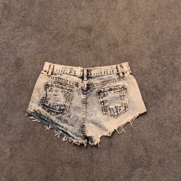 High wasted distressed jean shorts - Picture 2 of 3